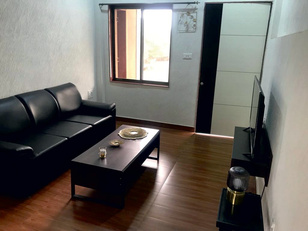 Suite living room with sofa and center table